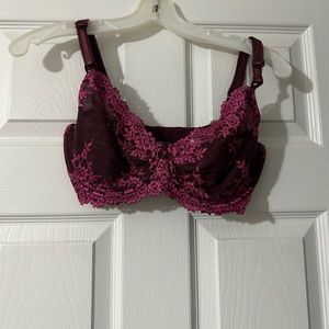 Wacoal underwire Women's bra is a size 34DD.